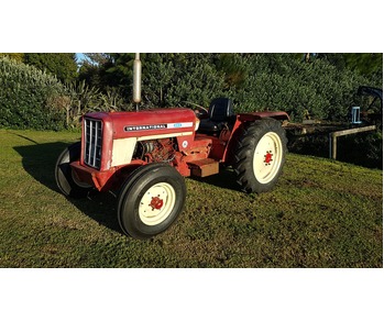 International 454 2wd tractor